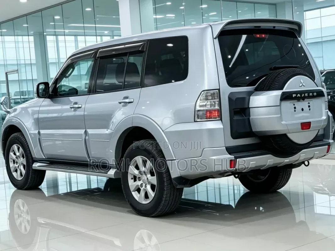 Mitsubishi Pajero 2011 Silver