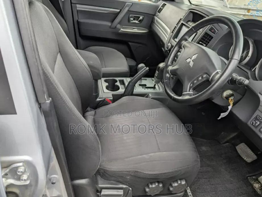 Mitsubishi Pajero 2011 Silver