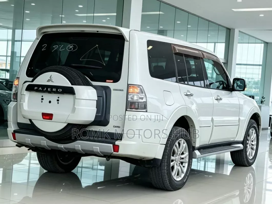Mitsubishi Pajero 2012 White