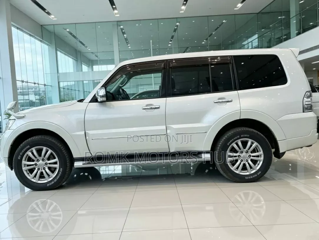 Mitsubishi Pajero 2012 White