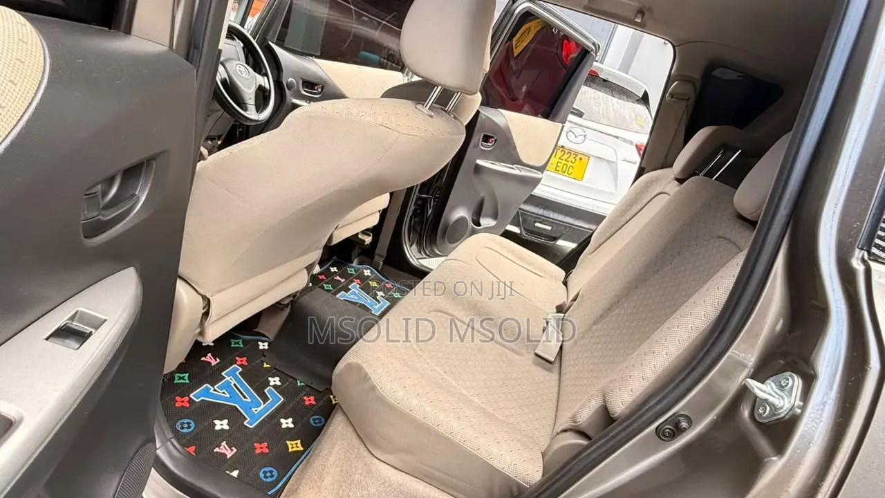 Toyota Ractis 2006 Gray