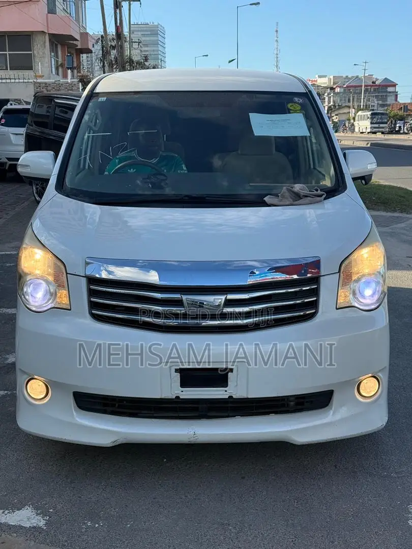 Toyota Noah 2010 White