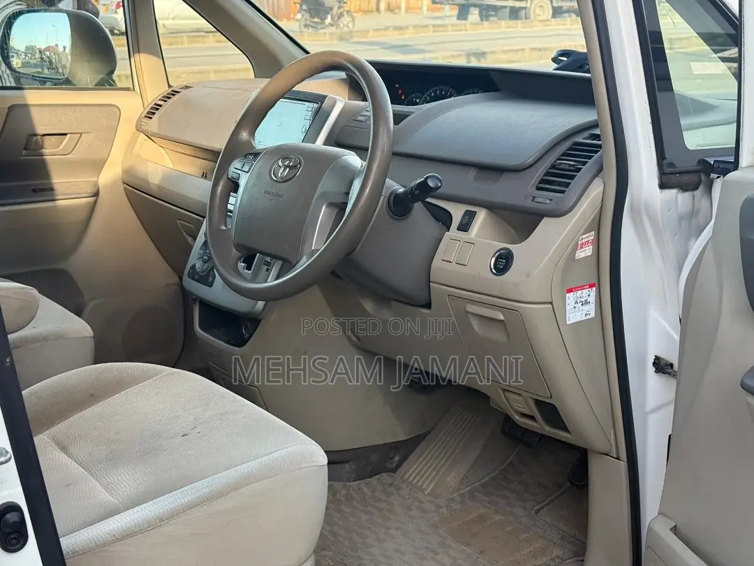 Toyota Noah 2010 White