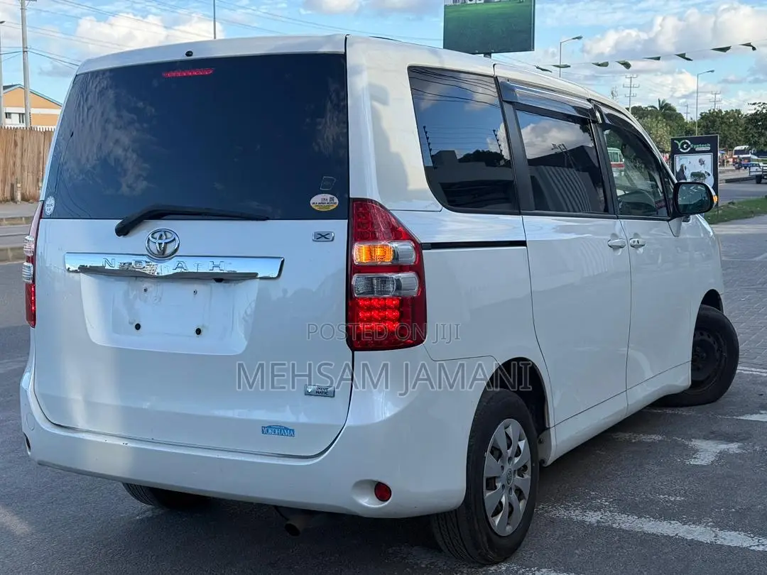 Toyota Noah 2010 White