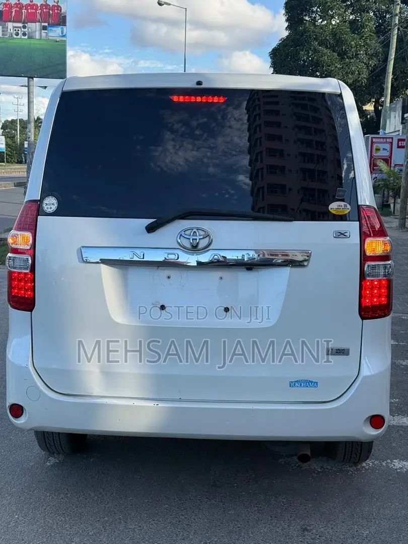 Toyota Noah 2010 White