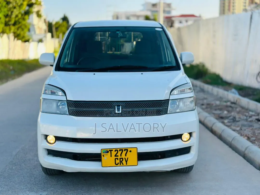 Toyota Voxy 2004 White