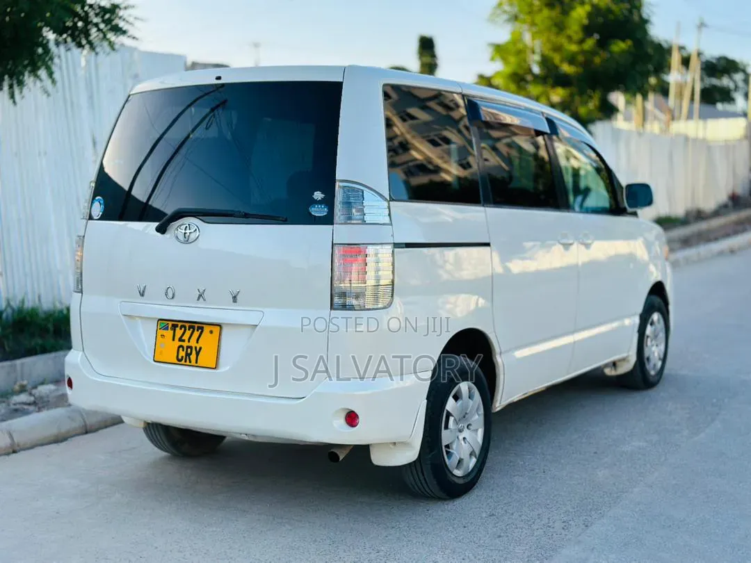 Toyota Voxy 2004 White