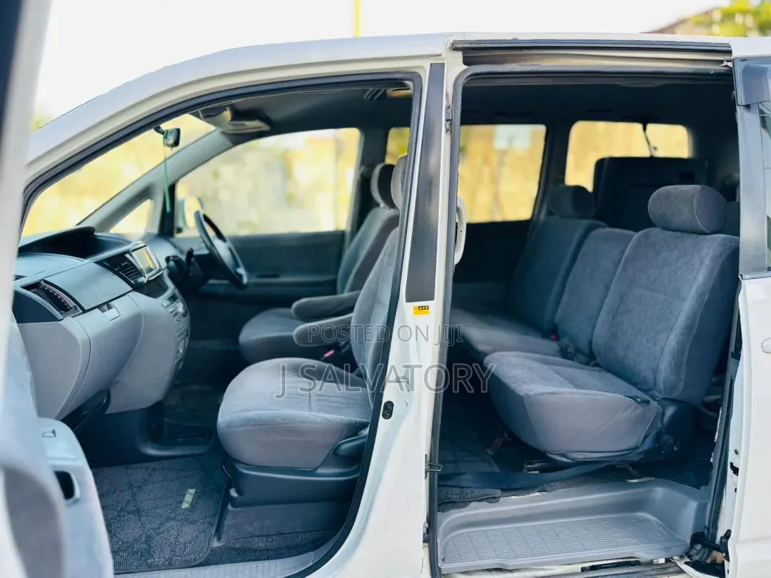 Toyota Voxy 2004 White
