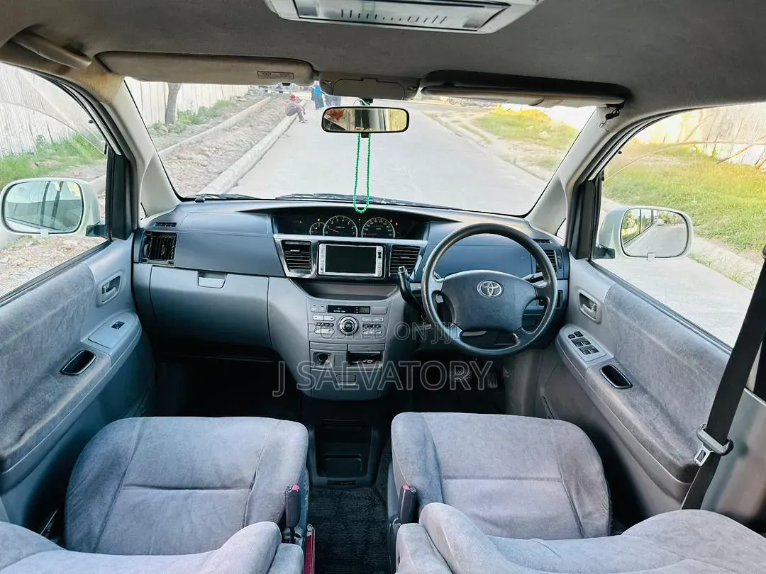 Toyota Voxy 2004 White