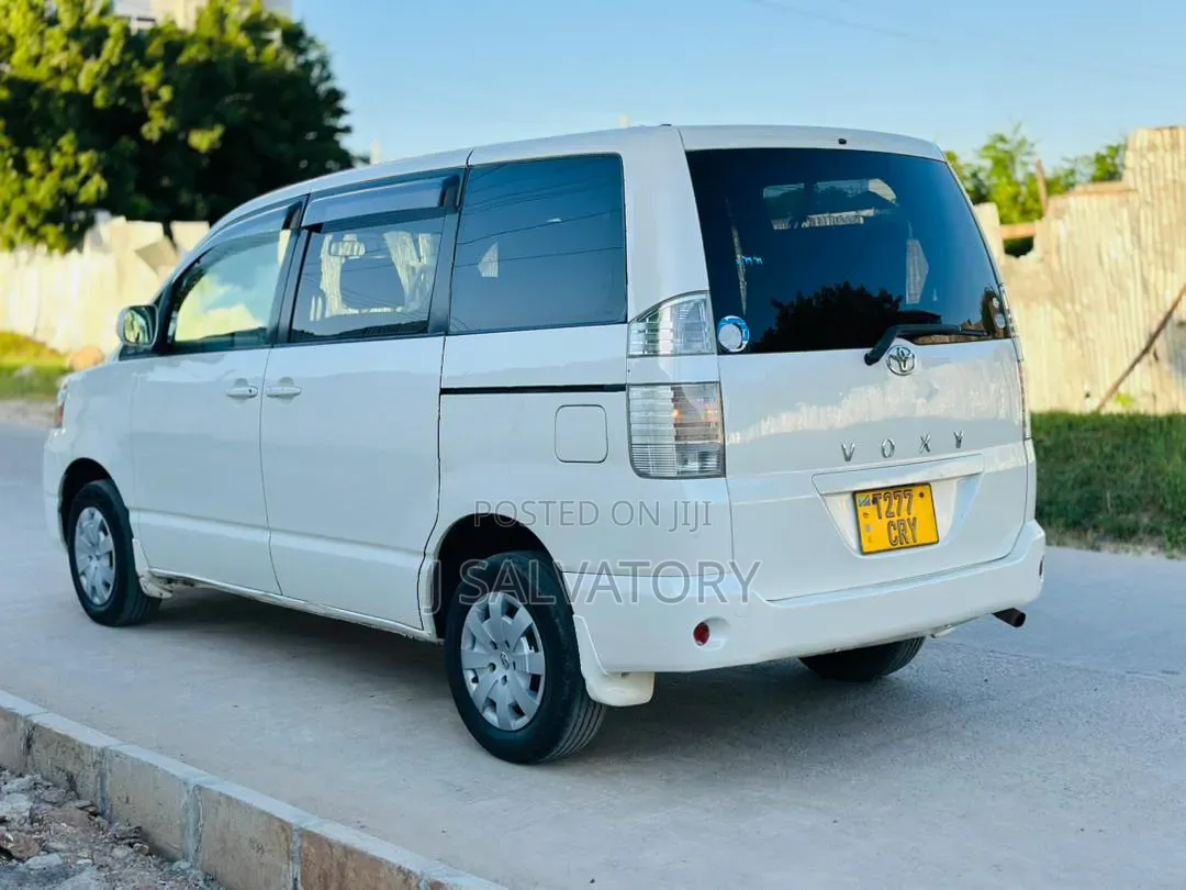 Toyota Voxy 2004 White