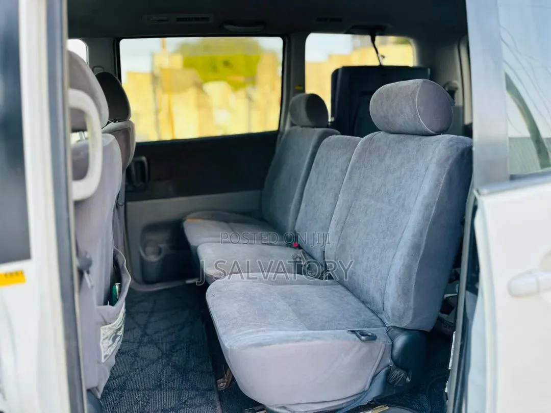 Toyota Voxy 2004 White