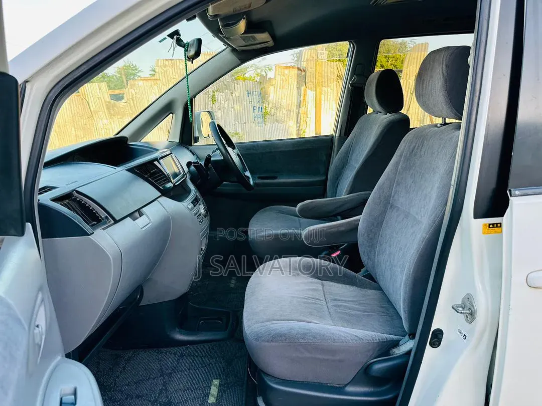 Toyota Voxy 2004 White