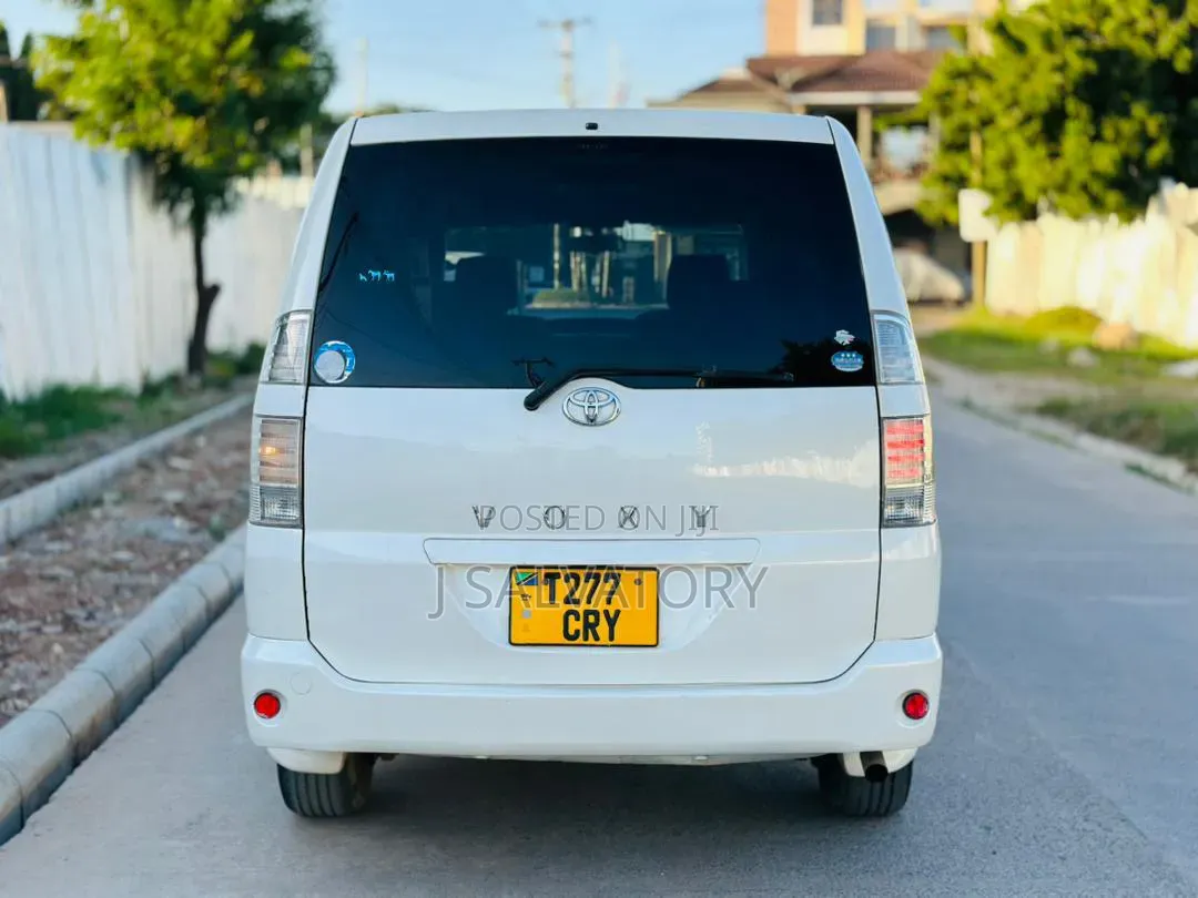 Toyota Voxy 2004 White