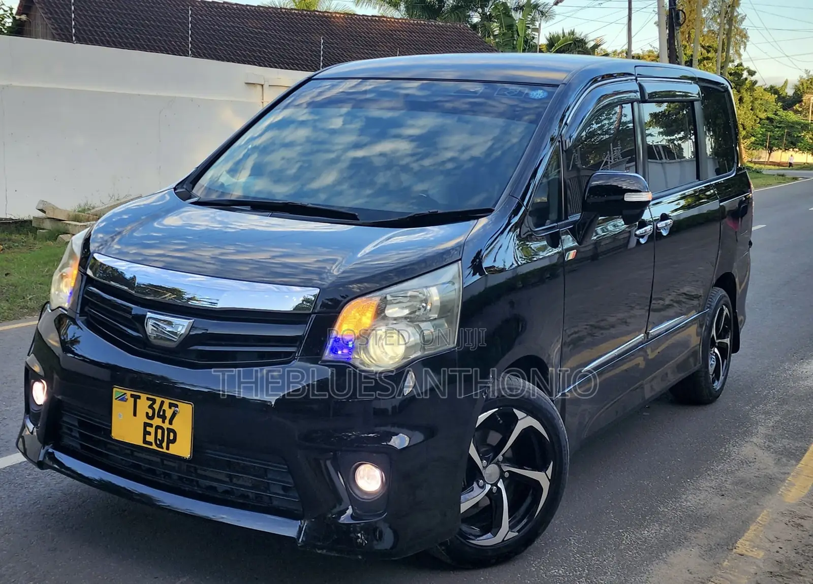 Toyota Noah 2011 Blue