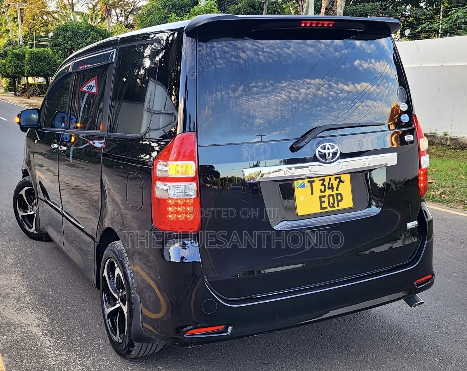 Toyota Noah 2011 Blue