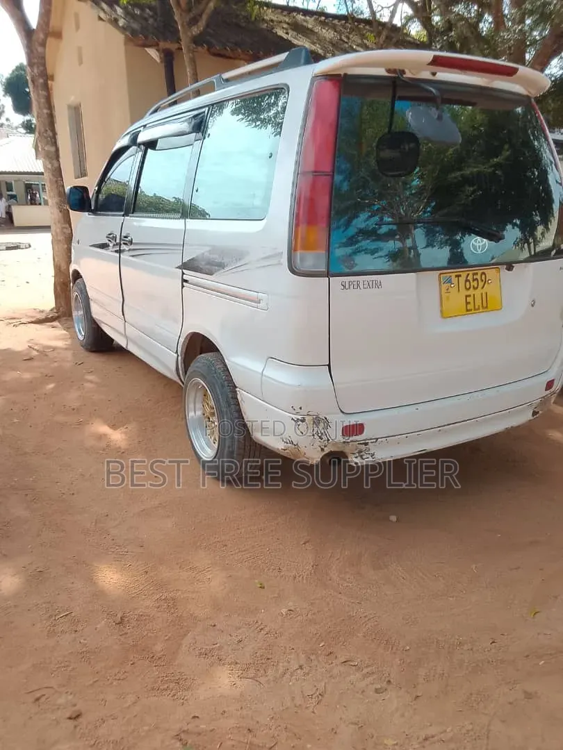 Toyota Noah 2.0 AWD (8 Seater) 2005 White