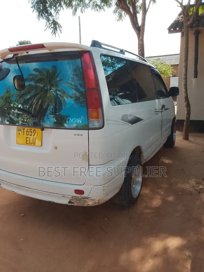 Toyota Noah 2.0 AWD (8 Seater) 2005 White