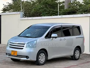 Toyota Noah 2009 Silver