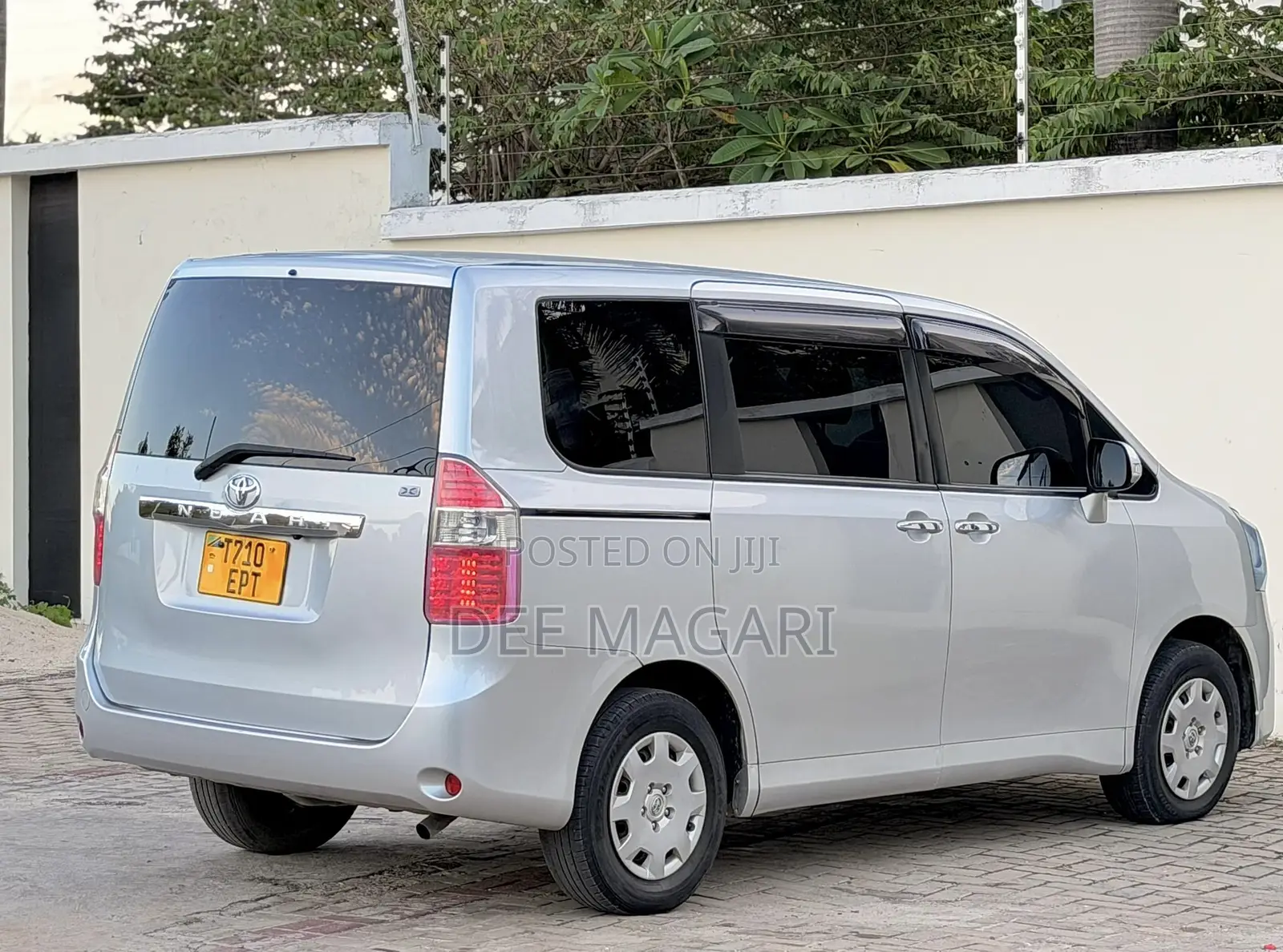 Toyota Noah 2009 Silver