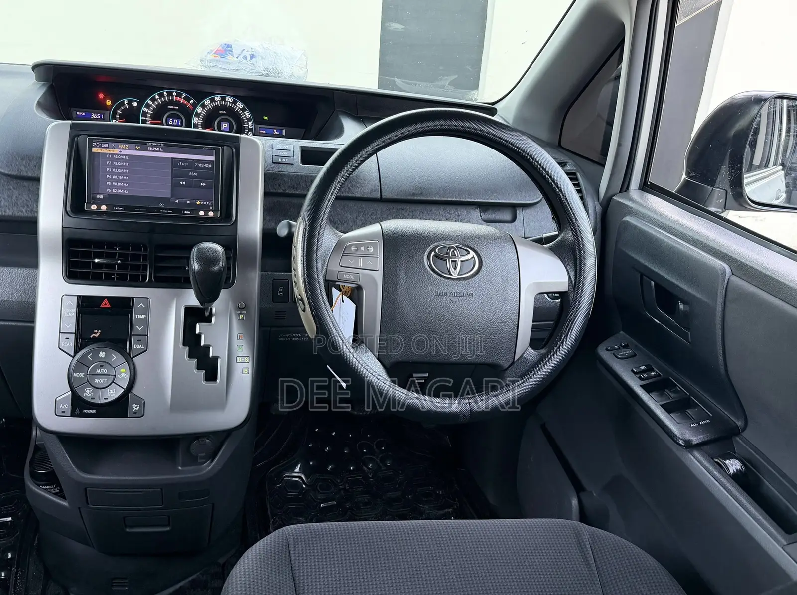 Toyota Noah 2009 Silver
