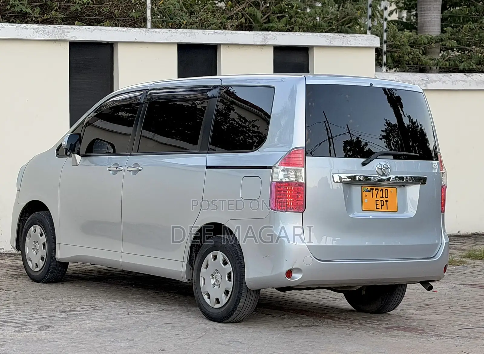 Toyota Noah 2009 Silver
