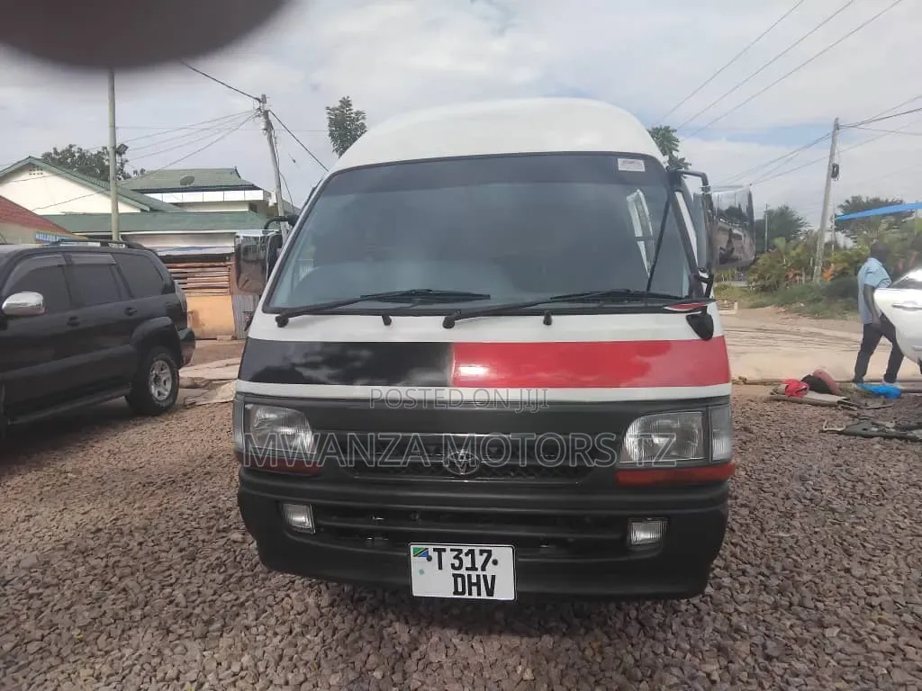 Toyota HiAce 2002 White