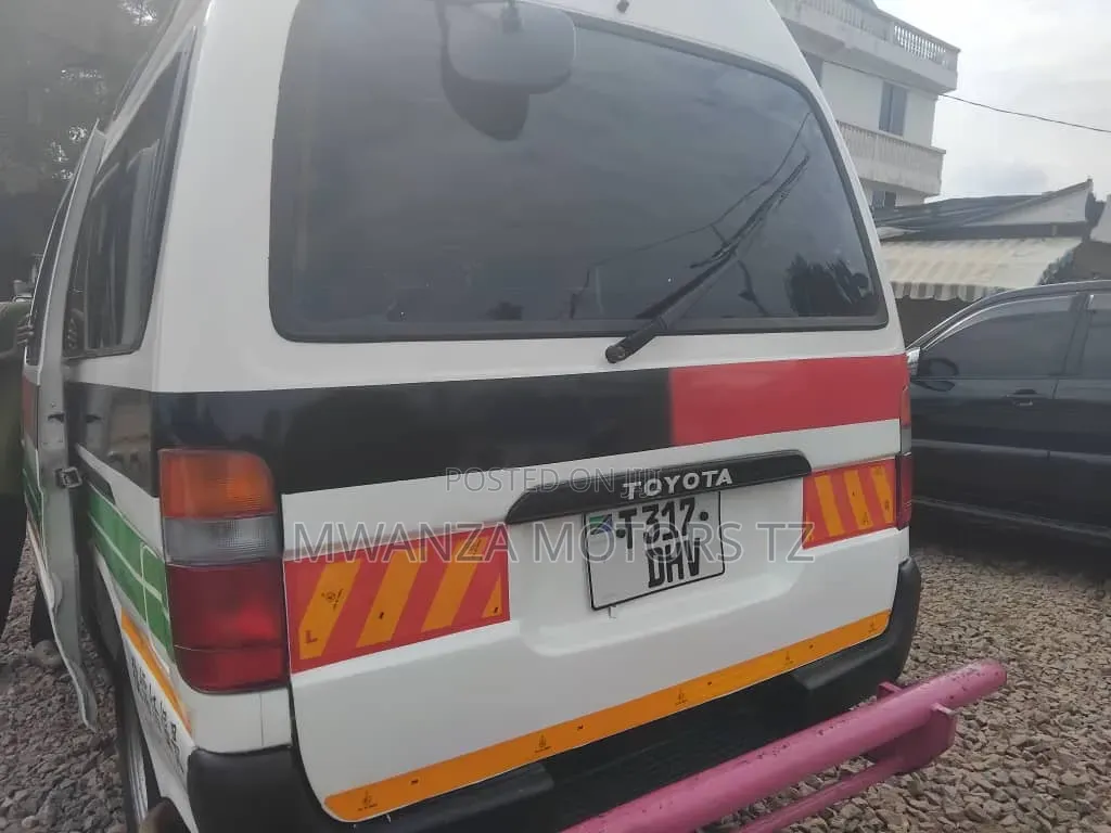 Toyota HiAce 2002 White