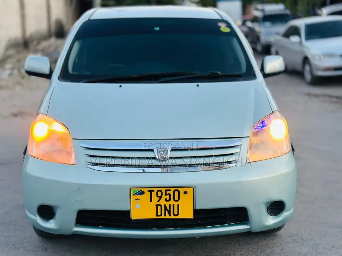Toyota Raum 2003 Silver
