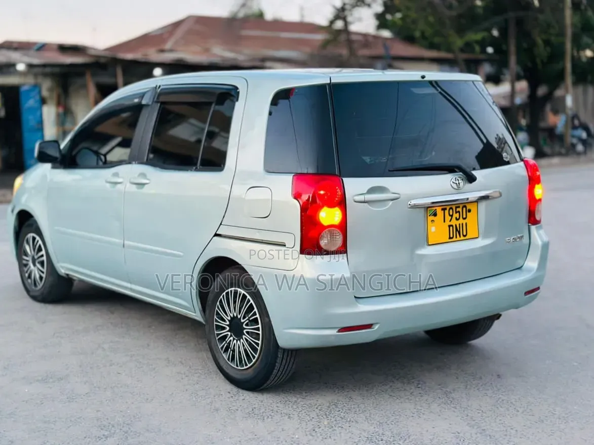 Toyota Raum 2003 Silver