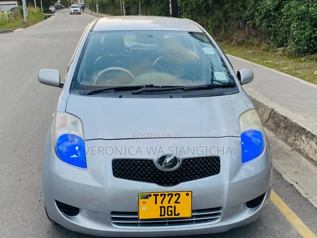 Toyota Vitz 2006 Silver