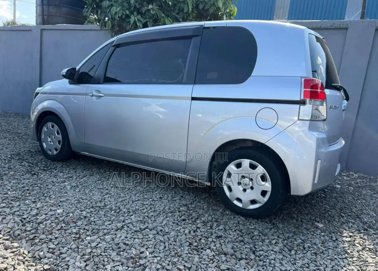 Toyota Spade 2013 Silver