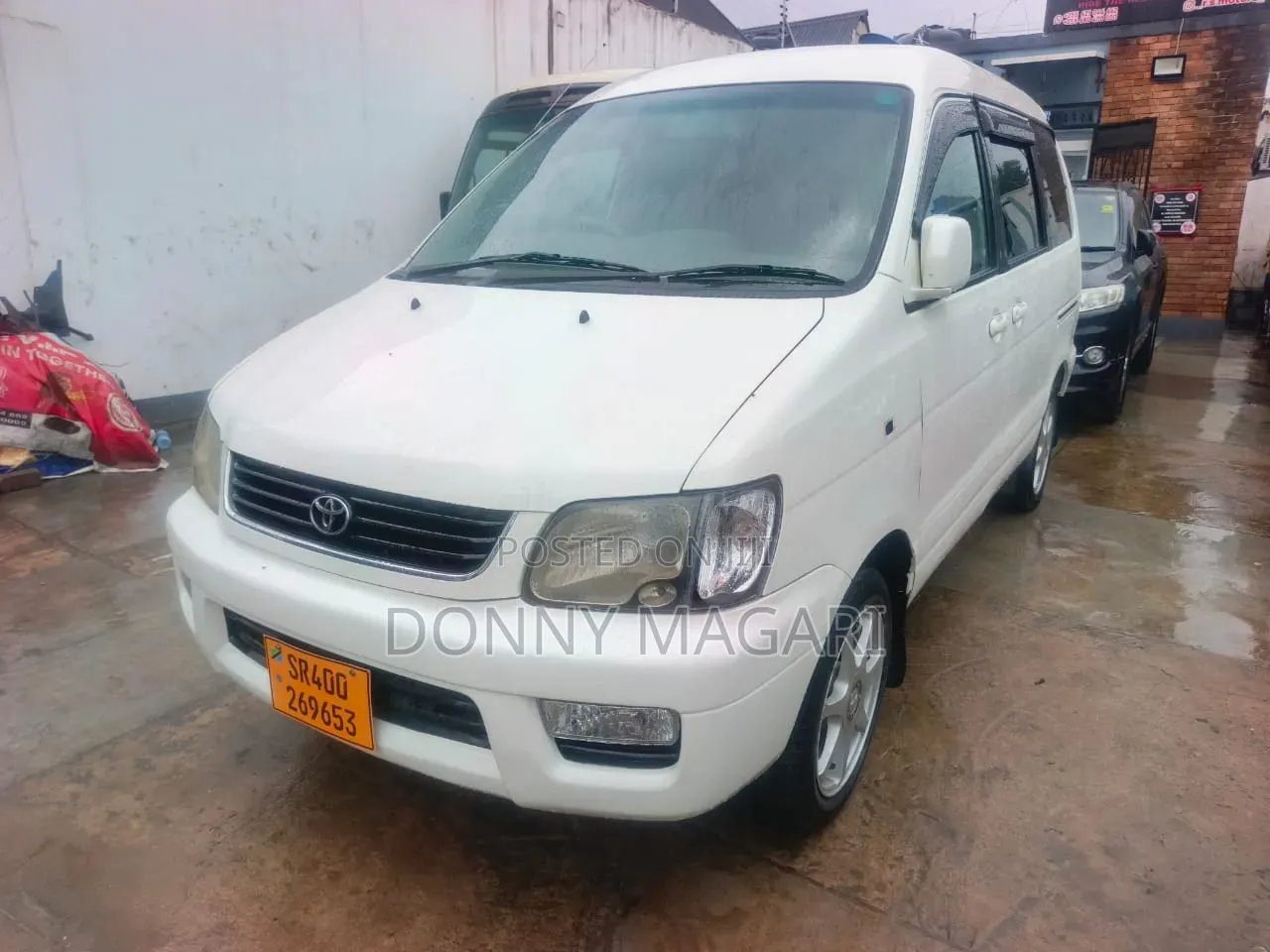 Toyota Noah 2001 White
