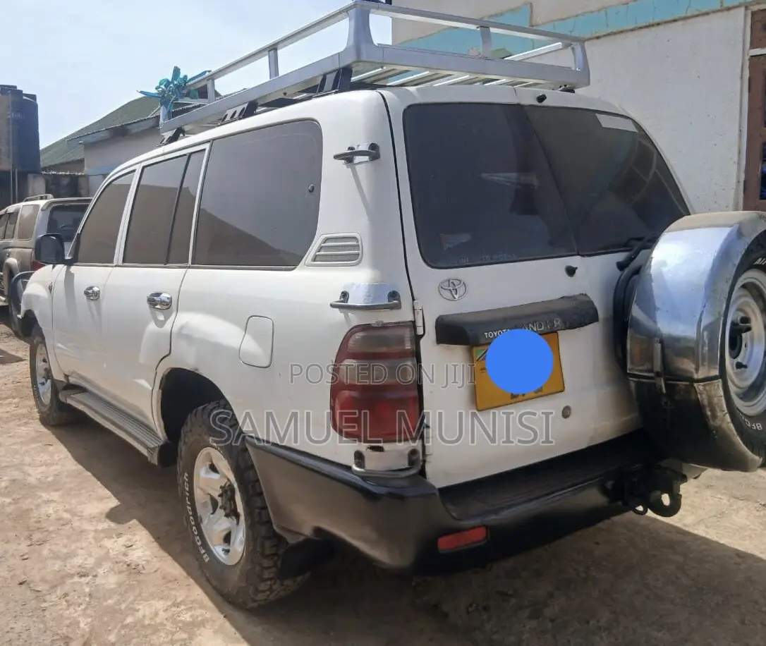 Toyota Land Cruiser 2005 White