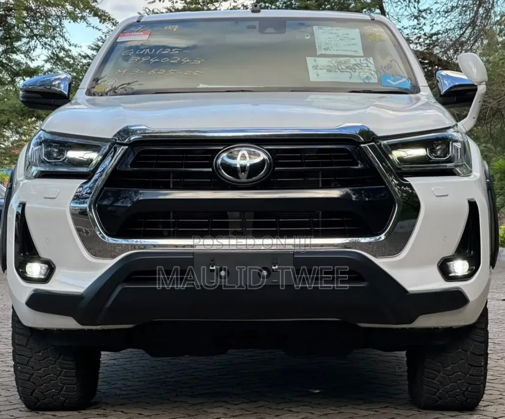 Toyota Hilux 2022 White