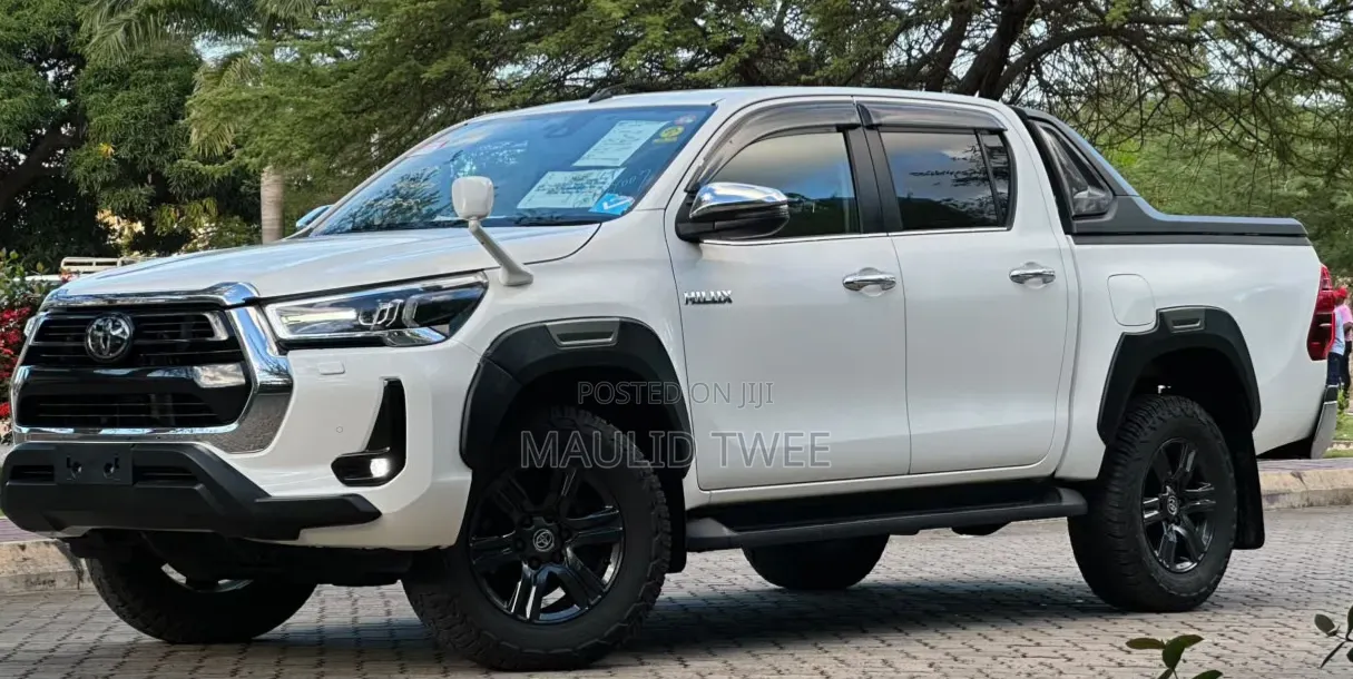 Toyota Hilux 2022 White