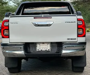 Toyota Hilux 2022 White