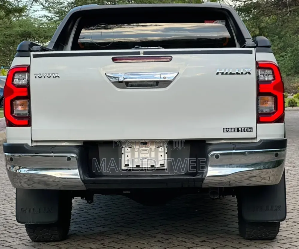 Toyota Hilux 2022 White