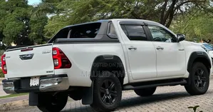 Toyota Hilux 2022 White