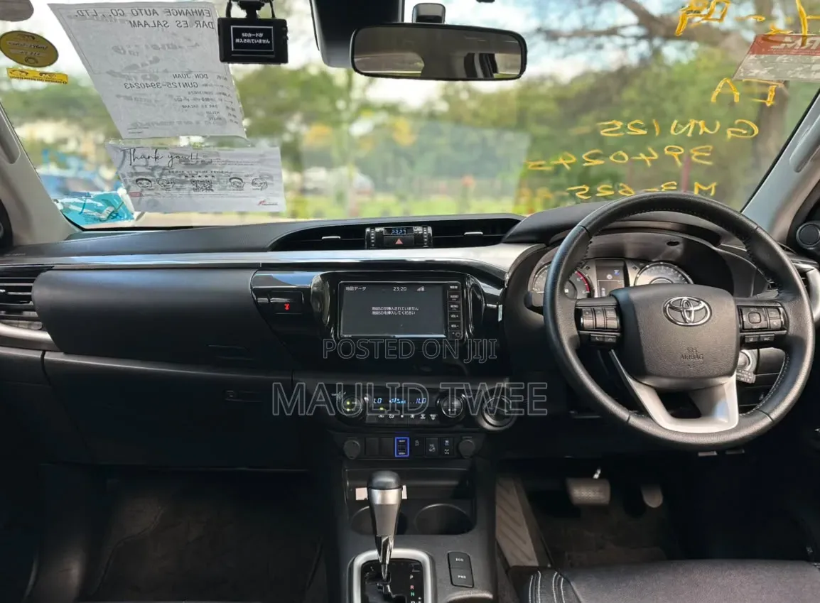 Toyota Hilux 2022 White