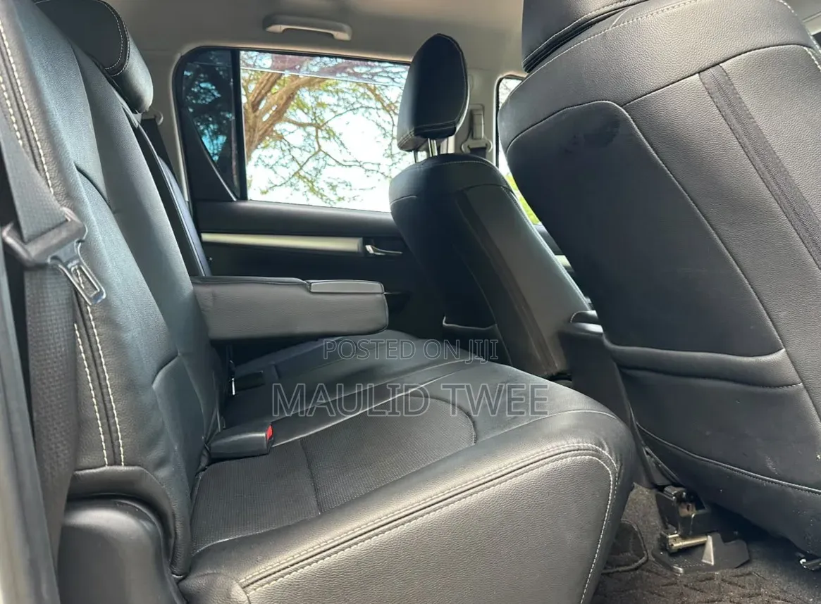 Toyota Hilux 2022 White
