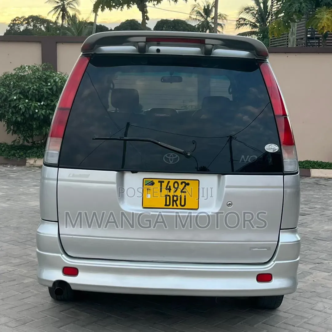 Toyota Noah 2001 Silver