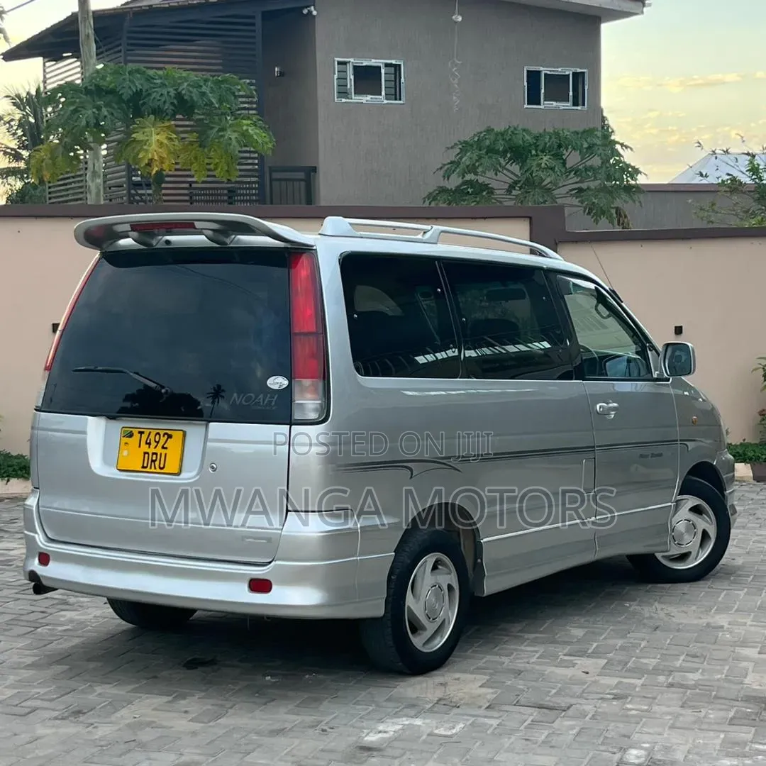Toyota Noah 2001 Silver