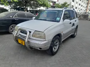 Suzuki Escudo 2003 White
