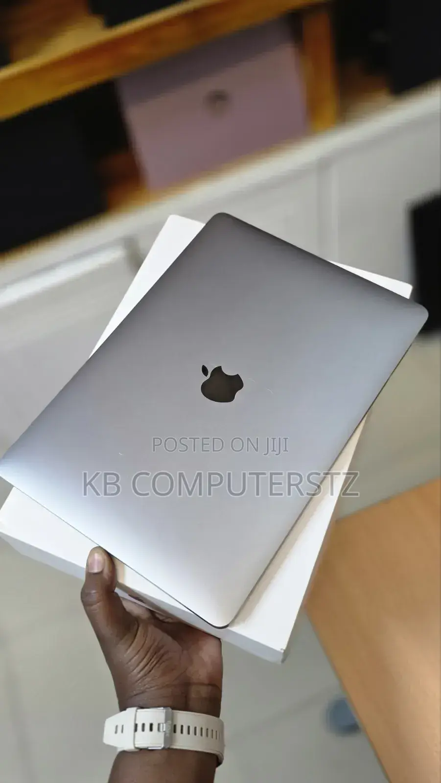 New Laptop Apple MacBook 2020 8GB Apple M1 SSD 256GB