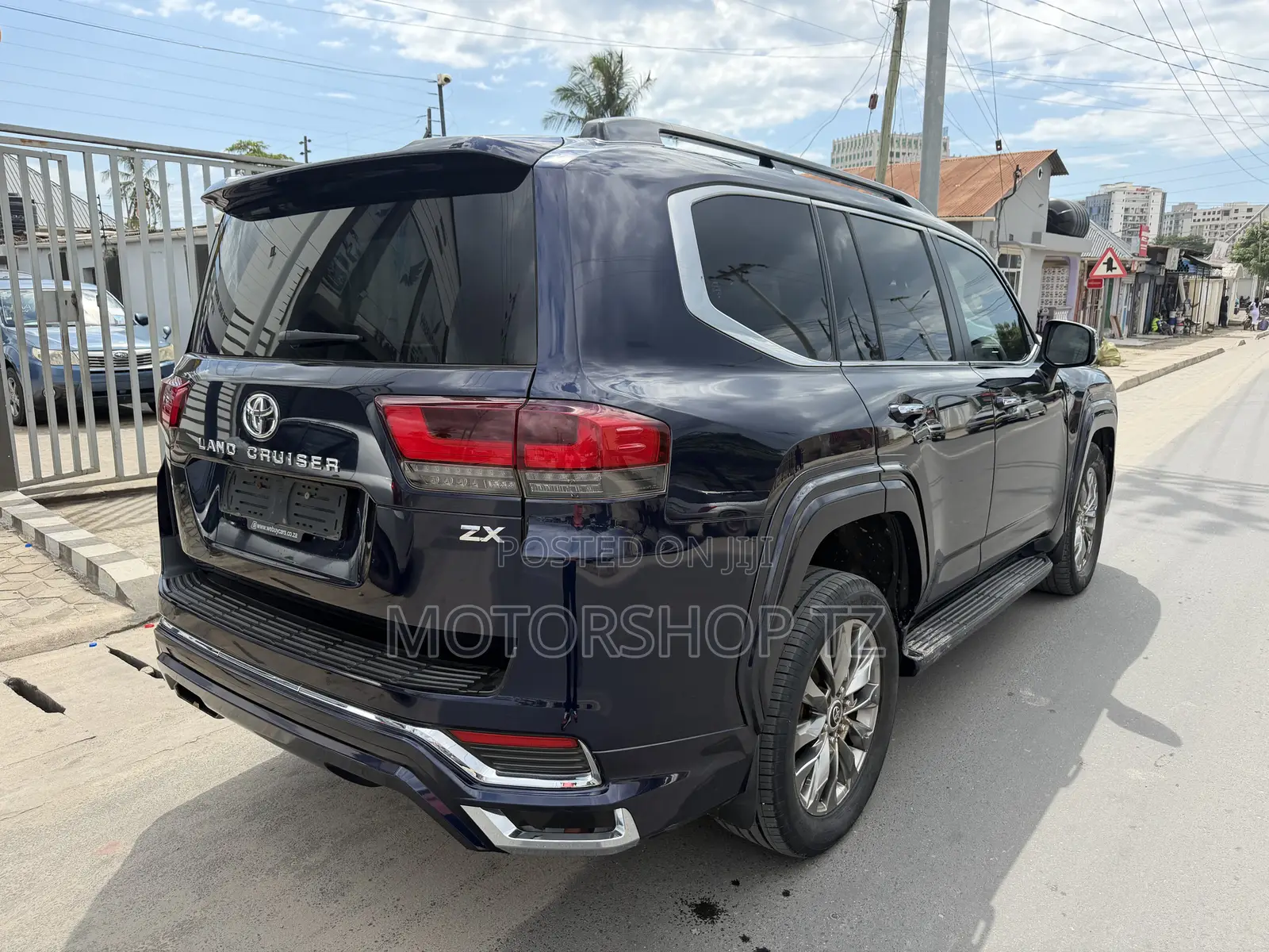 Toyota Land Cruiser LC300 2023 Blue