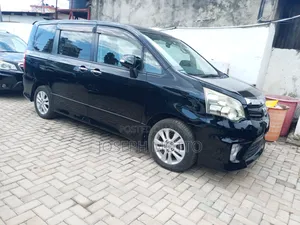 Toyota Noah 2.0 143hp AWD (7 Seater) 2013 Black