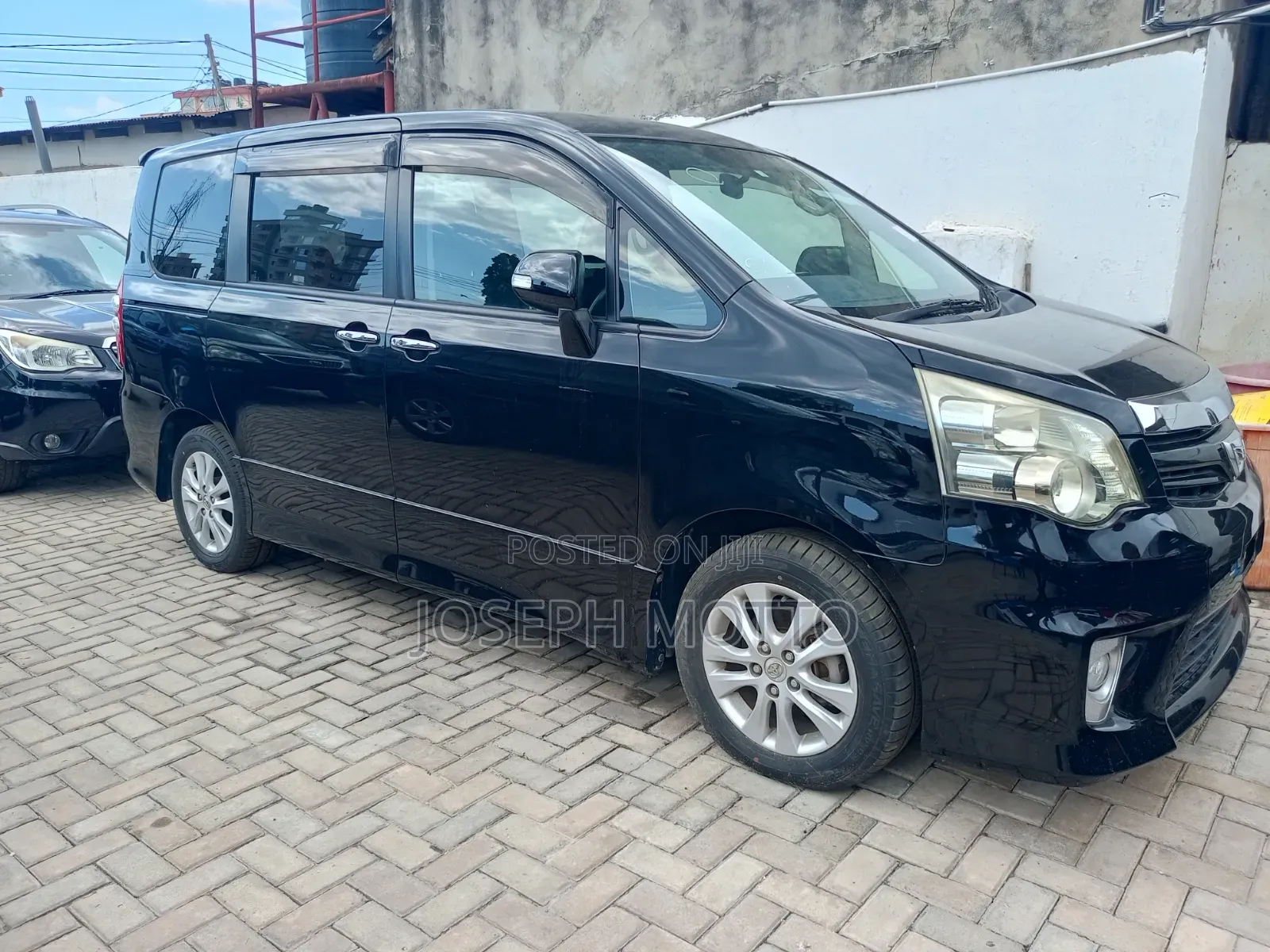Toyota Noah 2.0 143hp AWD (7 Seater) 2013 Black