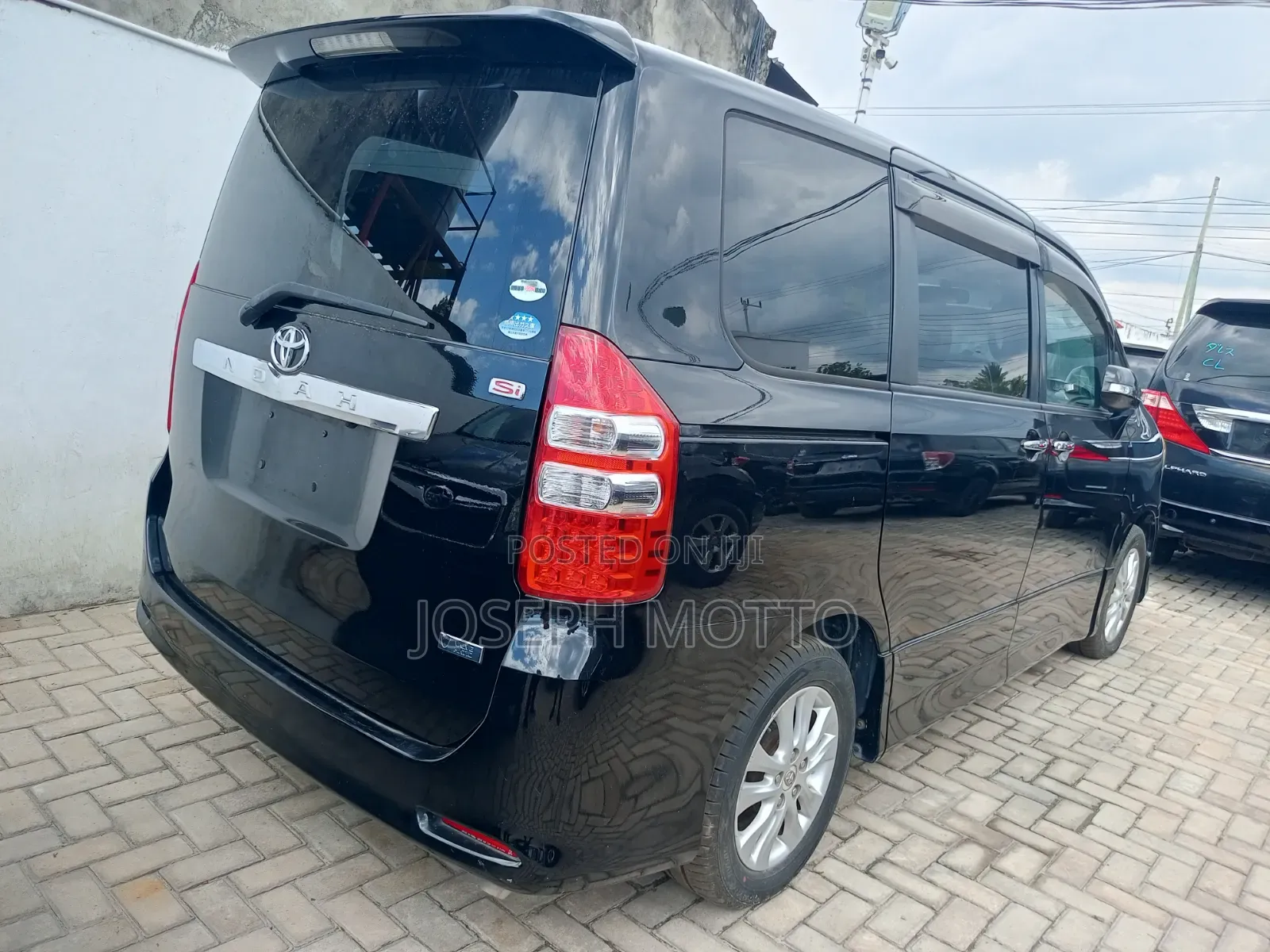 Toyota Noah 2.0 143hp AWD (7 Seater) 2013 Black