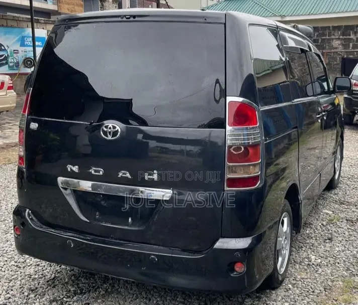 Toyota Noah 2.0 AWD (8 Seater) 2004 Black
