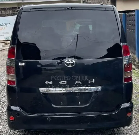 Toyota Noah 2.0 AWD (8 Seater) 2004 Black
